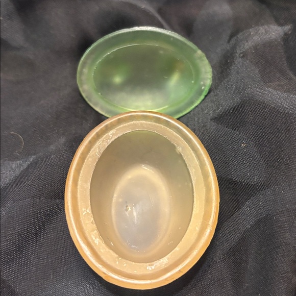 Vintage pastel pink bottom/green lid frosted glass hen on a nest salt cellar - Picture 6 of 12